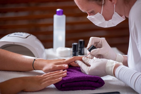 Devenez expert en prothèse ongulaire grâce à une formation en ligne